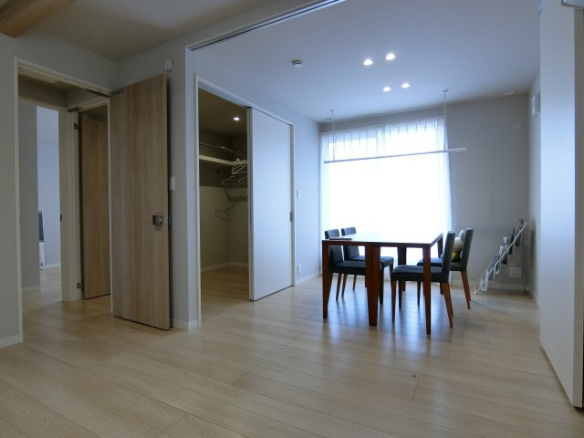 エムズガーデン福米東の洋室