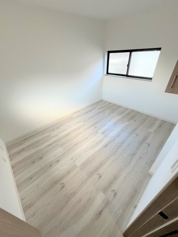 【洋室】 | 仲介手数料無料！　西宇部小学校に通えるリフォーム済中古住宅　宇部市西宇部北６丁目 | 明るい洋室です