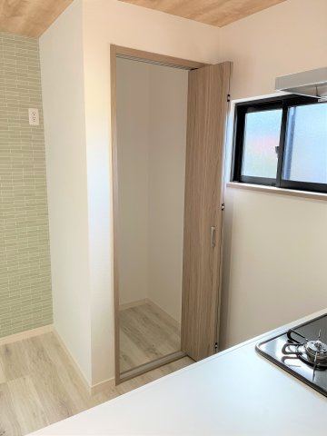 【キッチン】 | 仲介手数料無料！　西宇部小学校に通えるリフォーム済中古住宅　宇部市西宇部北６丁目 | パントリーです