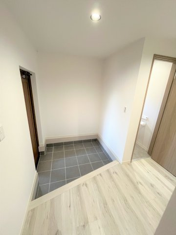 【玄関】 | 仲介手数料無料！　西宇部小学校に通えるリフォーム済中古住宅　宇部市西宇部北６丁目 | 明るい玄関です