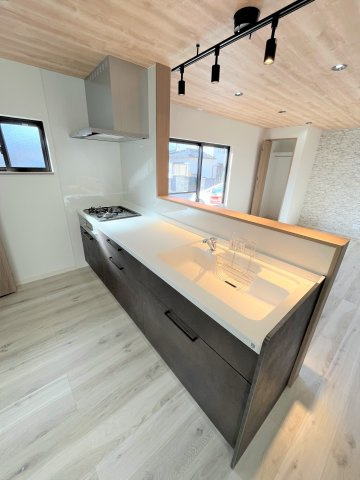 【キッチン】 | 仲介手数料無料！　西宇部小学校に通えるリフォーム済中古住宅　宇部市西宇部北６丁目 | 使い勝手の良いシステムキッチンで楽しくクッキング♪