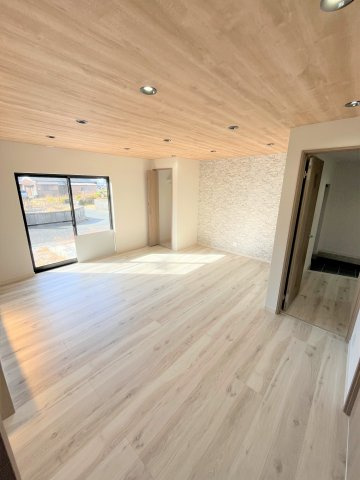 【居間・リビング】 | 仲介手数料無料！　西宇部小学校に通えるリフォーム済中古住宅　宇部市西宇部北６丁目 | ゆったりとしたリビングは家族の団らんがはずみますね♪