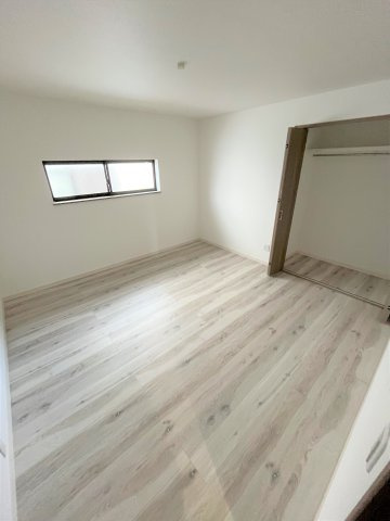 【洋室】 | 仲介手数料無料！　西宇部小学校に通えるリフォーム済中古住宅　宇部市西宇部北６丁目 | ２面採光の明るいお部屋で健やかな毎日