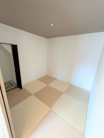 【和室】 | 仲介手数料無料！　西宇部小学校に通えるリフォーム済中古住宅　宇部市西宇部北６丁目 | リビングにつながる和室は落ち着いた雰囲気を醸し出します