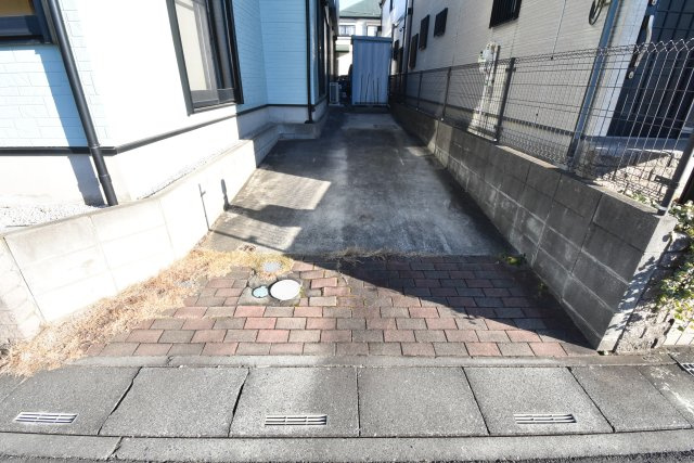 ふじみ野市元福岡２丁目の中古一戸建の駐車場|車種により2台駐車可能です。