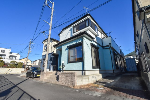 ふじみ野市元福岡２丁目の中古一戸建の外観|周辺は閑静な住宅街、小中学校まで徒歩4分で子育てに優しい立地です。
部屋数豊富な4LDK、カースペース2台分の一戸建てです。