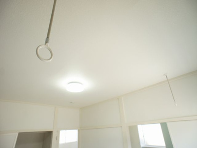 【バルコニー】 | ルナコートⅢ | 室内物干しが付いています。