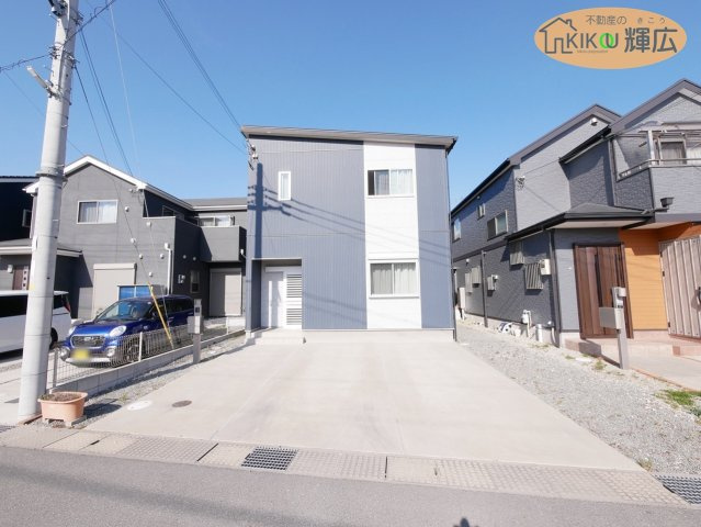 高砂市金ケ田町　中古戸建の前面道路含む現地写真
