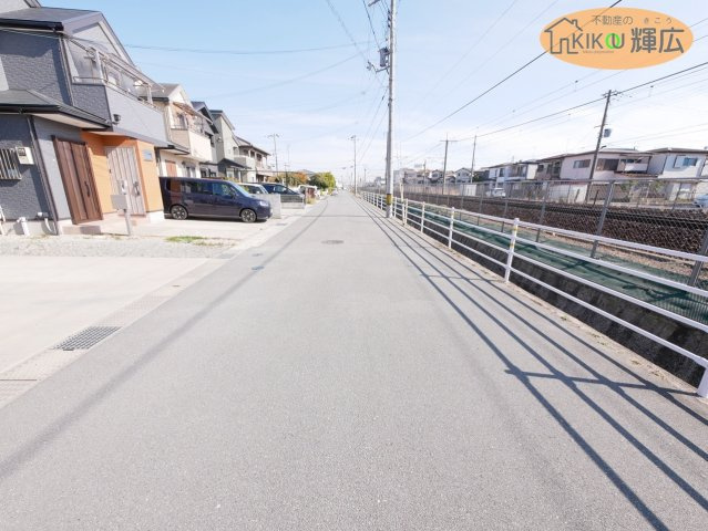 高砂市金ケ田町　中古戸建の前面道路含む現地写真