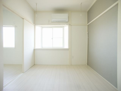 【居間・リビング】 | ルナコートⅢ | 快適に過ごせるエアコンが付いています♪