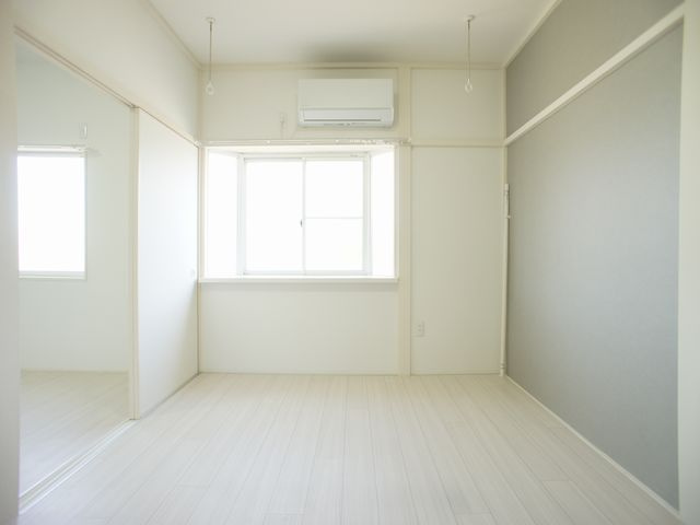 【居間・リビング】 | ルナコートⅢ | 快適に過ごせるエアコンが付いています♪