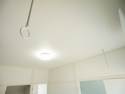 【バルコニー】 | ルナコートⅢ | 室内物干しが付いています。