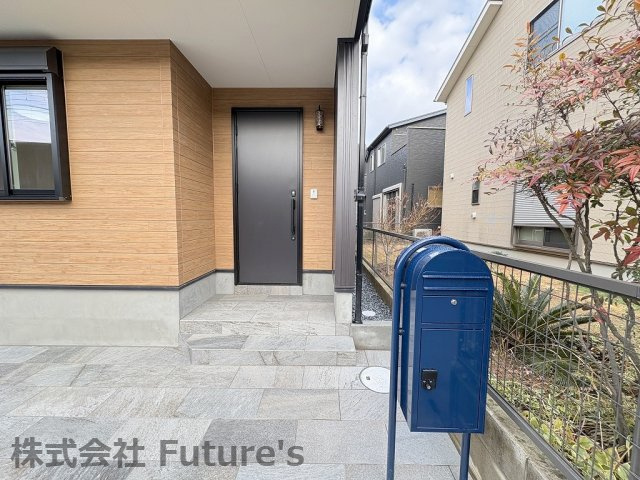 流山市木1丁目　新築戸建　全1棟のエントランス|不在時に便利な宅配BOX付きです