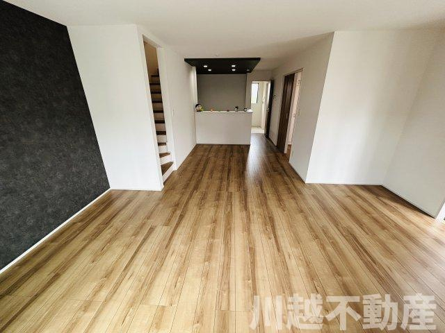 ドラッグストア徒歩3分の居間・リビング|チャイルドシートご用意しています