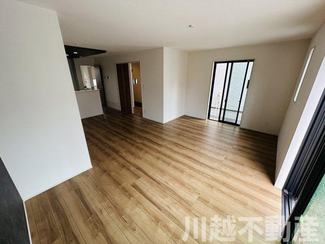 ドラッグストア徒歩3分の居間・リビング|お住み替え相談も得意です