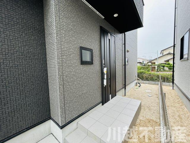 ドラッグストア徒歩3分の玄関|内見予約していただくとスムーズなご案内が可能です