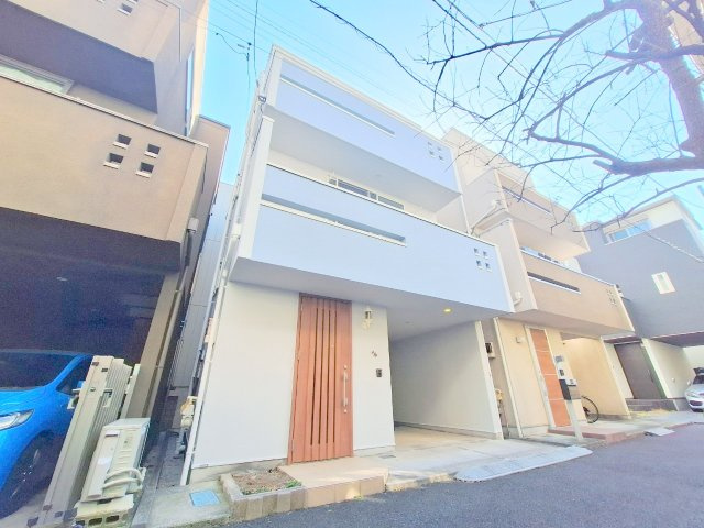 築地町戸建の外観|★駅徒歩4分★外観の塗装完了★見た目も綺麗です★