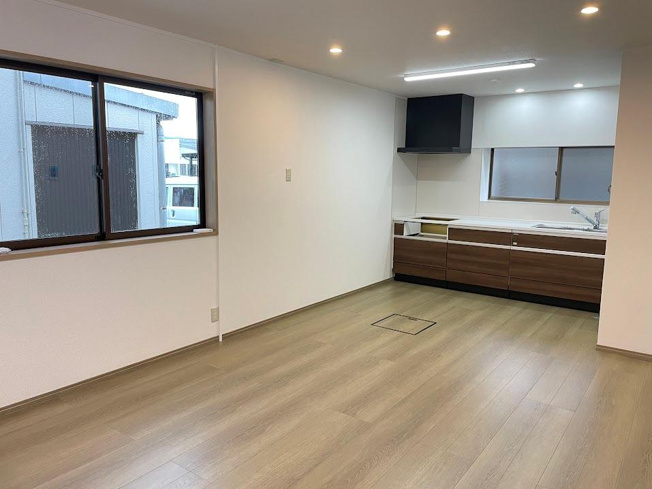 【居間・リビング】 | 鶴岡市日出【中古住宅】 | 大きなリビングは家族の団欒の場として家庭を包みます。