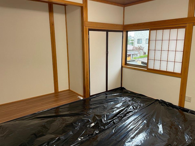 【寝室】 | 鶴岡市日出【中古住宅】 | 大きいベットを置いてもスペースの取れる寝室です。