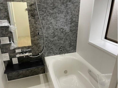 【浴室】 | 鶴岡市日出【中古住宅】 | 広々浴室は、ゆったりとくつろいで疲れを癒す空間です。