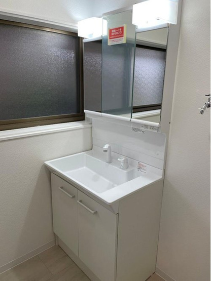 【洗面所】 | 鶴岡市日出【中古住宅】 | 三面鏡の洗面台は、スタイリッシュなだけでなく収納力もあります。