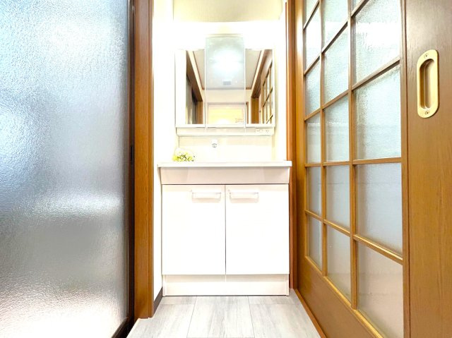 「東野」駅徒歩２０分◆リフォーム済みの４ＬＤＫ◆堀込車庫ありで駐車１台可能◆山科区大塚元屋敷町の洗面所|洗面