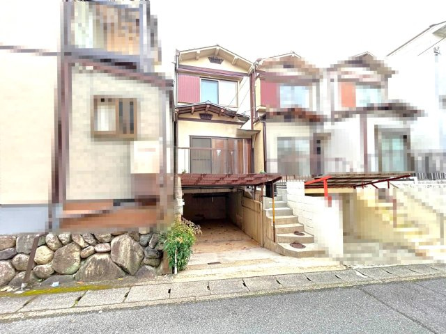 「東野」駅徒歩２０分◆リフォーム済みの４ＬＤＫ◆堀込車庫ありで駐車１台可能◆山科区大塚元屋敷町