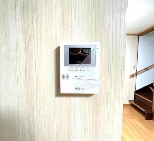 「東野」駅徒歩２０分◆リフォーム済みの４ＬＤＫ◆堀込車庫ありで駐車１台可能◆山科区大塚元屋敷町の玄関|TVモニター付きインターフォン