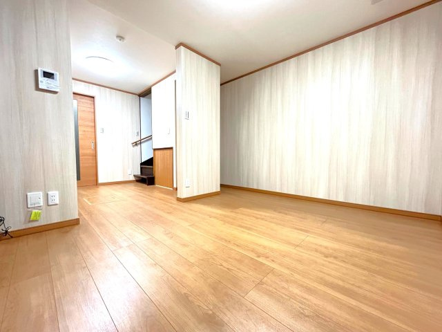 「東野」駅徒歩２０分◆リフォーム済みの４ＬＤＫ◆堀込車庫ありで駐車１台可能◆山科区大塚元屋敷町の居間・リビング|リビング