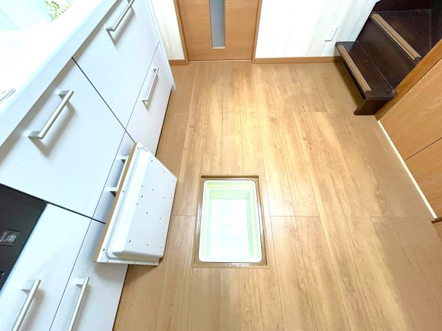 「東野」駅徒歩２０分◆リフォーム済みの４ＬＤＫ◆堀込車庫ありで駐車１台可能◆山科区大塚元屋敷町のキッチン|キッチン　床下収納