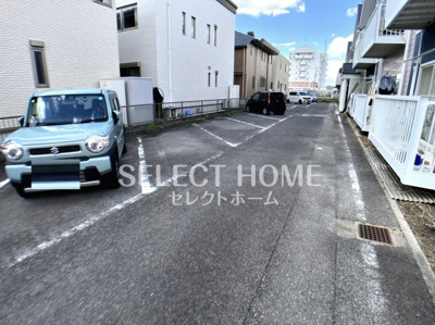 【駐車場】 | コーポラスノベルティC棟 | 駐車場に車を止められます