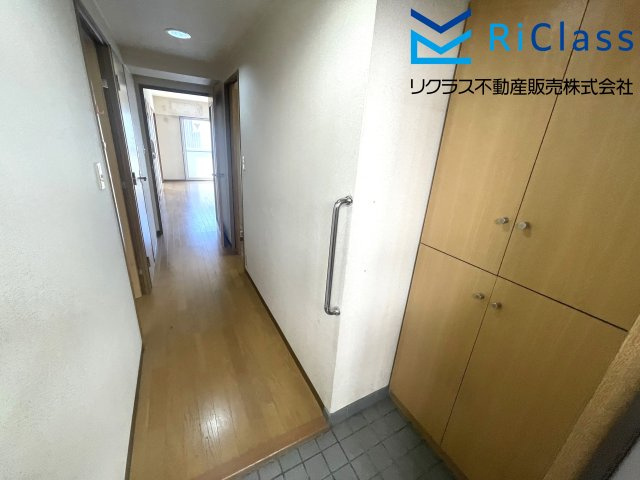 カサベラ鷹取・南館の玄関|収納もある玄関です