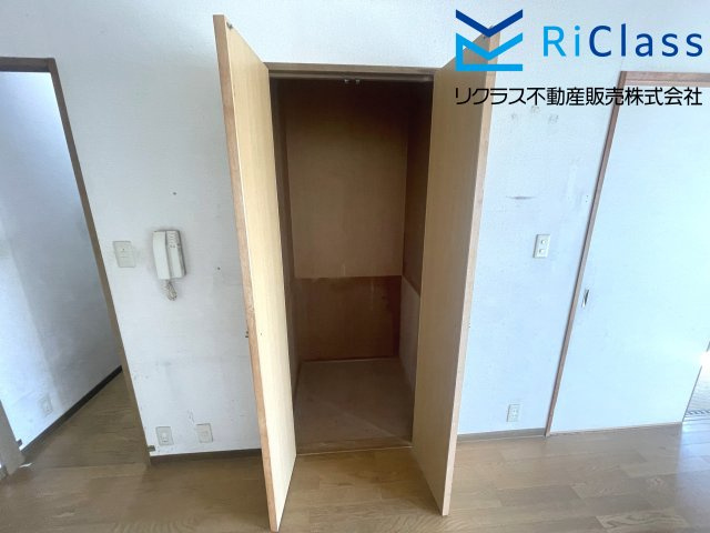 カサベラ鷹取・南館の居間・リビング|リビングに収納があります