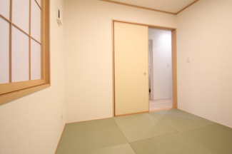 【和室】 | 府所本町中古住宅 | １Fにある続き和室です