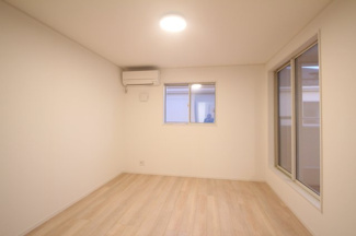 【寝室】 | 府所本町中古住宅 | ２F南東の洋室です