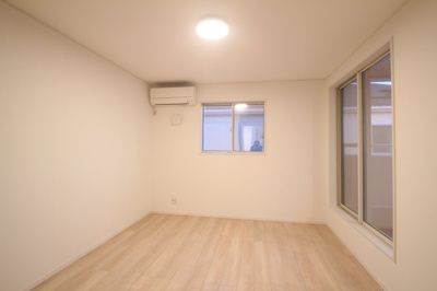 【寝室】 | 府所本町中古住宅 | ２F南東の洋室です