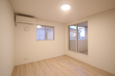 【寝室】 | 府所本町中古住宅 | ２F南東の洋室です