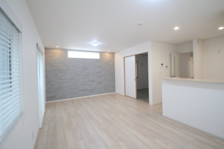 【居間・リビング】 | 府所本町中古住宅 | アクセントクロスがお洒落です