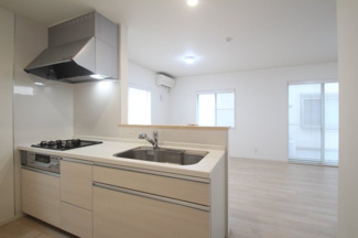 【キッチン】 | 府所本町中古住宅 | 対面式キッチン・３口コンロ付き