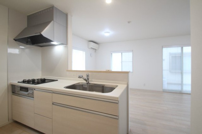 【キッチン】 | 府所本町中古住宅 | 対面式キッチン・３口コンロ付き