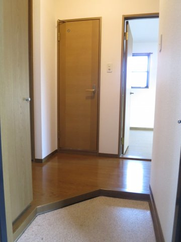 ハイカムール山本　Bの玄関|きれいな玄関です
