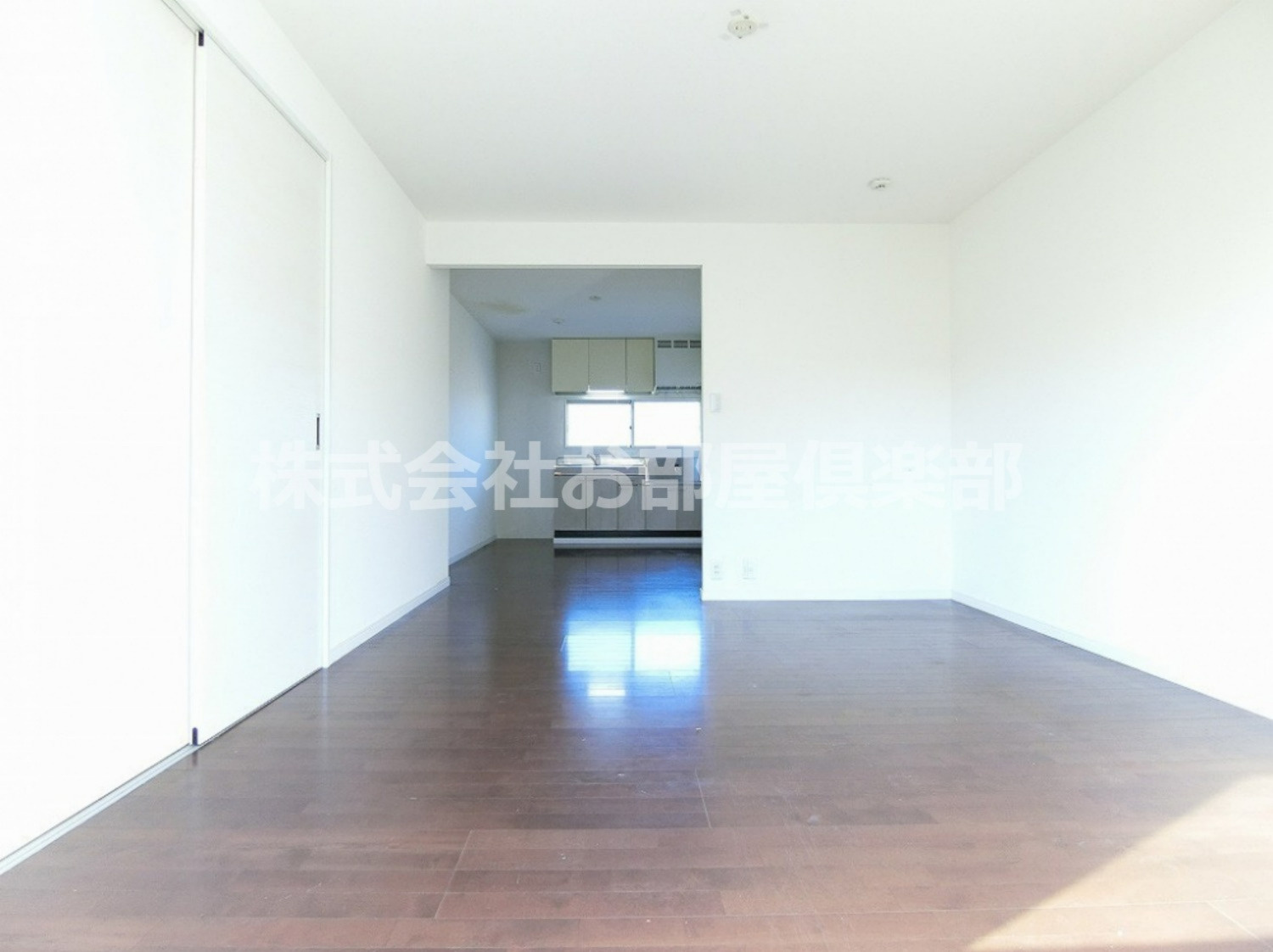 フレグランス南町A棟の居間・リビング|同タイプ参考　（　クロス、建具が異なる場合があります。　）