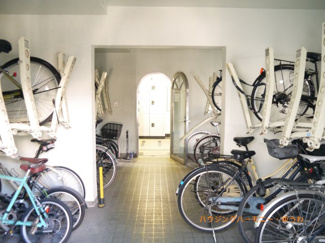 【その他共用部分】 | 建物内に、便利な駐輪場があります。