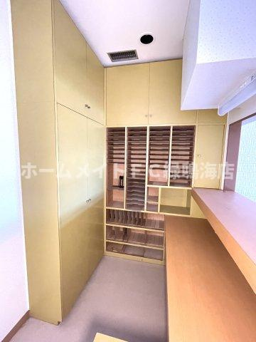 辻町住宅併用店舗の内装