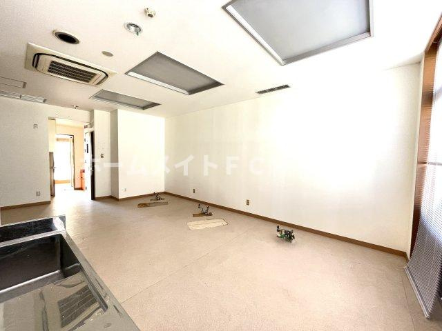 辻町住宅併用店舗の内装