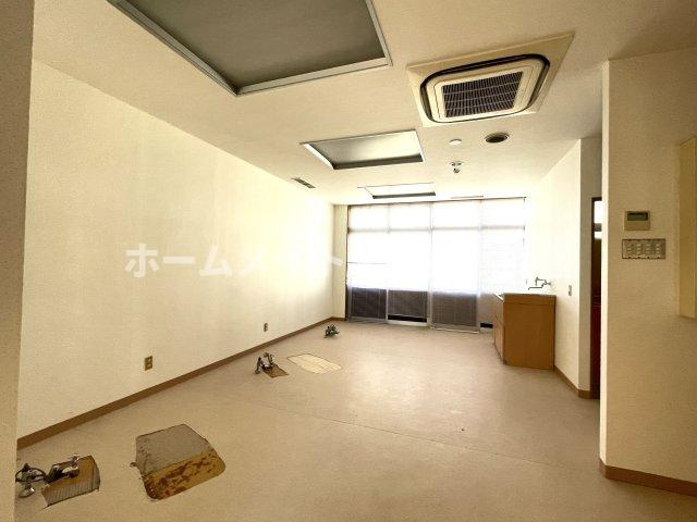 辻町住宅併用店舗の内装