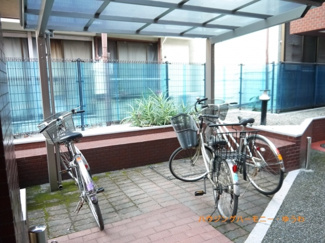 【その他共用部分】 | 敷地内に便利な屋根付き駐輪場があります。