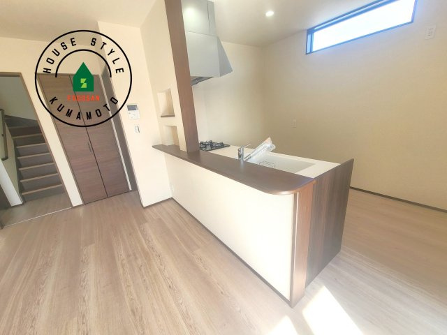 熊本市東区長嶺東9丁目第2-4棟（1号棟）のダイニング|キッチンから立ち込める香りが今日の料理を期待させます。