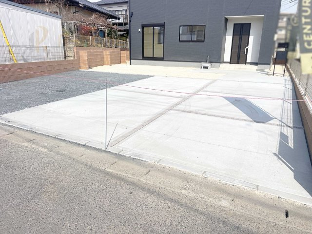 石岡市東石岡4期　新築戸建て　1号棟の駐車場|カースペースは3台完備。ゲスト用のスペースも確保できますね♪