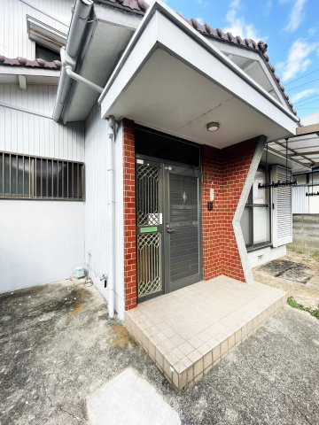 論田町本浦下戸建のエントランス